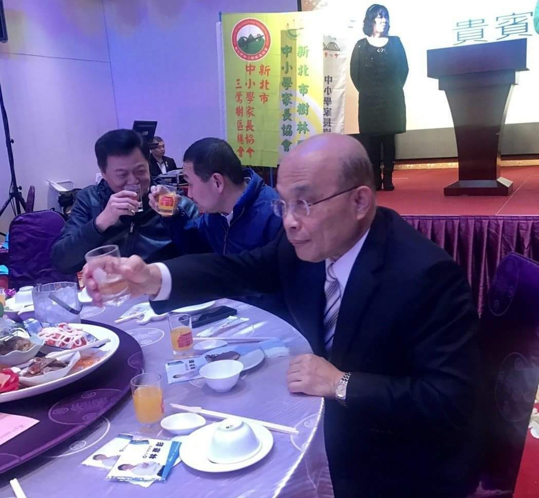 蘇貞昌、侯友宜、周錫瑋三人昨晚首度「同框」,現場散發出濃濃的政治味。 圖:翻攝自Steven Chen臉書 蘇貞昌、侯友宜、周錫瑋三人昨晚首度「同框」,現場散發出濃濃的政治味。 圖:翻攝自Steven Chen臉書
