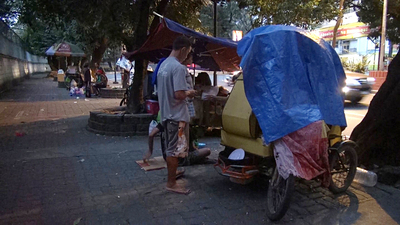 馬尼拉市許多流浪三輪車夫,白天載客謀生,晚上就把三輪車停上人行道當作棲身之所。 圖 : 中央社 馬尼拉市許多流浪三輪車夫,白天載客謀生,晚上就把三輪車停上人行道當作棲身之所。 圖 : 中央社