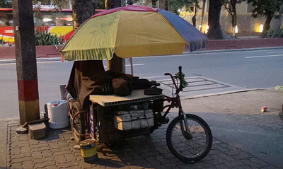 馬尼拉市許多流浪三輪車夫,白天載客謀生,晚上就把三輪車停上人行道當作棲身之所。 圖 : 中央社 馬尼拉市許多流浪三輪車夫,白天載客謀生,晚上就把三輪車停上人行道當作棲身之所。 圖 : 中央社