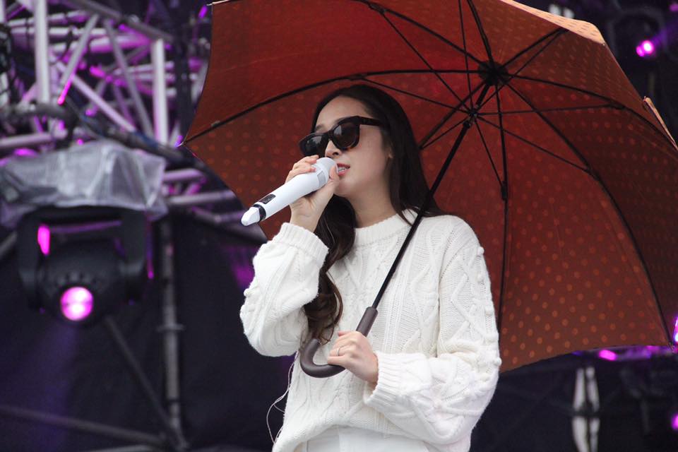 長達一個多小時的彩排,過程中細雨綿綿,唱慢歌Tonight的時候,Jessica撐著工作人員提供的傘。 圖:翻攝自《愛ㄑ桃》FB 長達一個多小時的彩排,過程中細雨綿綿,唱慢歌Tonight的時候,Jessica撐著工作人員提供的傘。 圖:翻攝自《愛ㄑ桃》FB