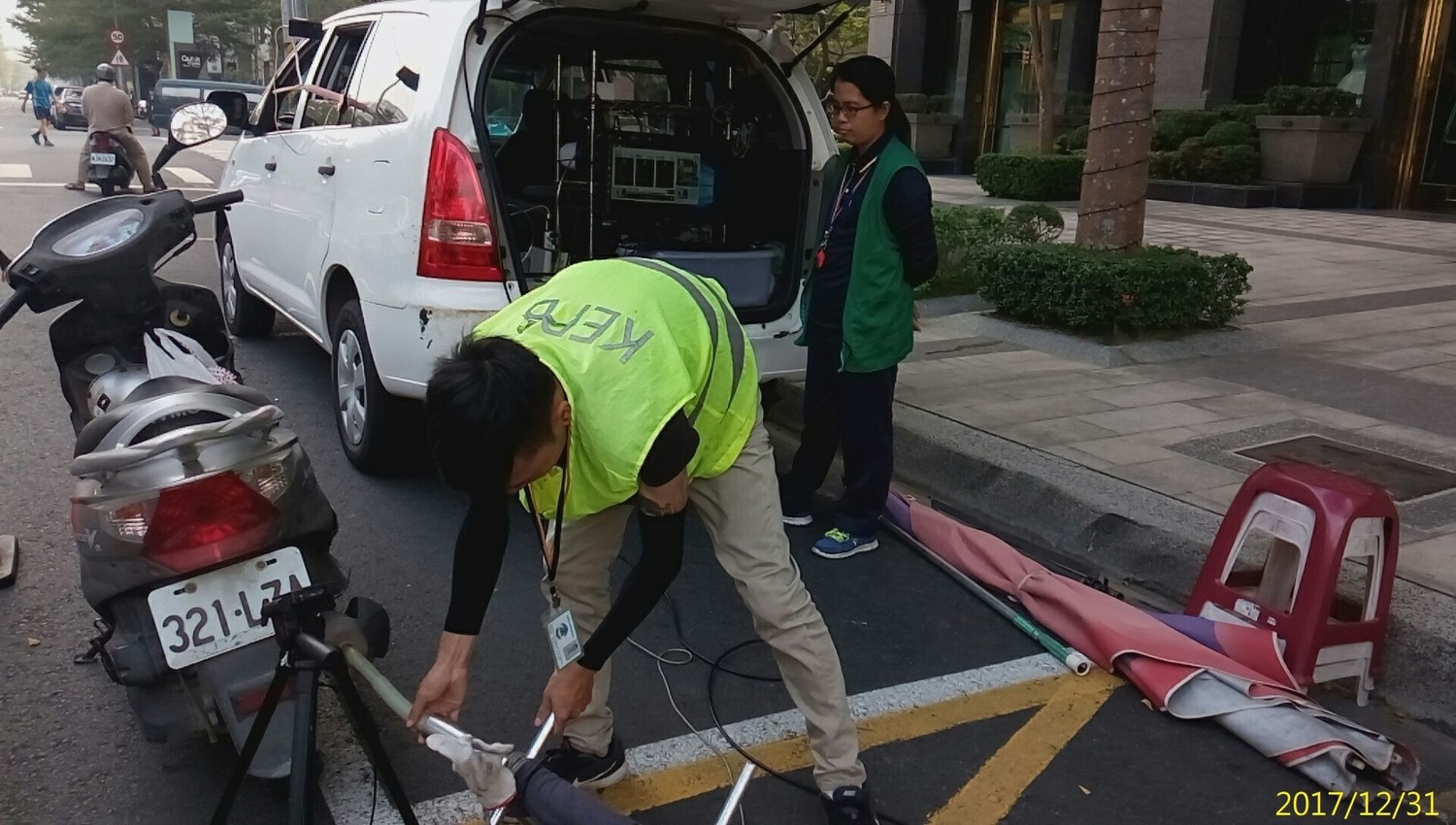 高雄市環保局於鼓山區美術館路執行路邊攔檢應變作為。 圖:高雄市環保局提供 高雄市環保局於鼓山區美術館路執行路邊攔檢應變作為。 圖:高雄市環保局提供
