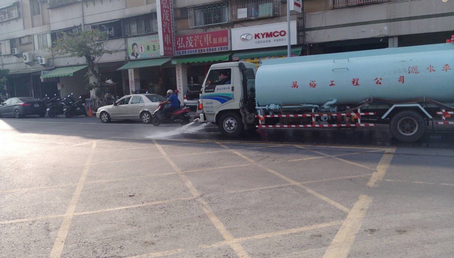 高雄市環保局要求執行工地周界洗掃應變作為一天4次600公尺。 圖:高雄市環保局提供 高雄市環保局要求執行工地周界洗掃應變作為一天4次600公尺。 圖:高雄市環保局提供