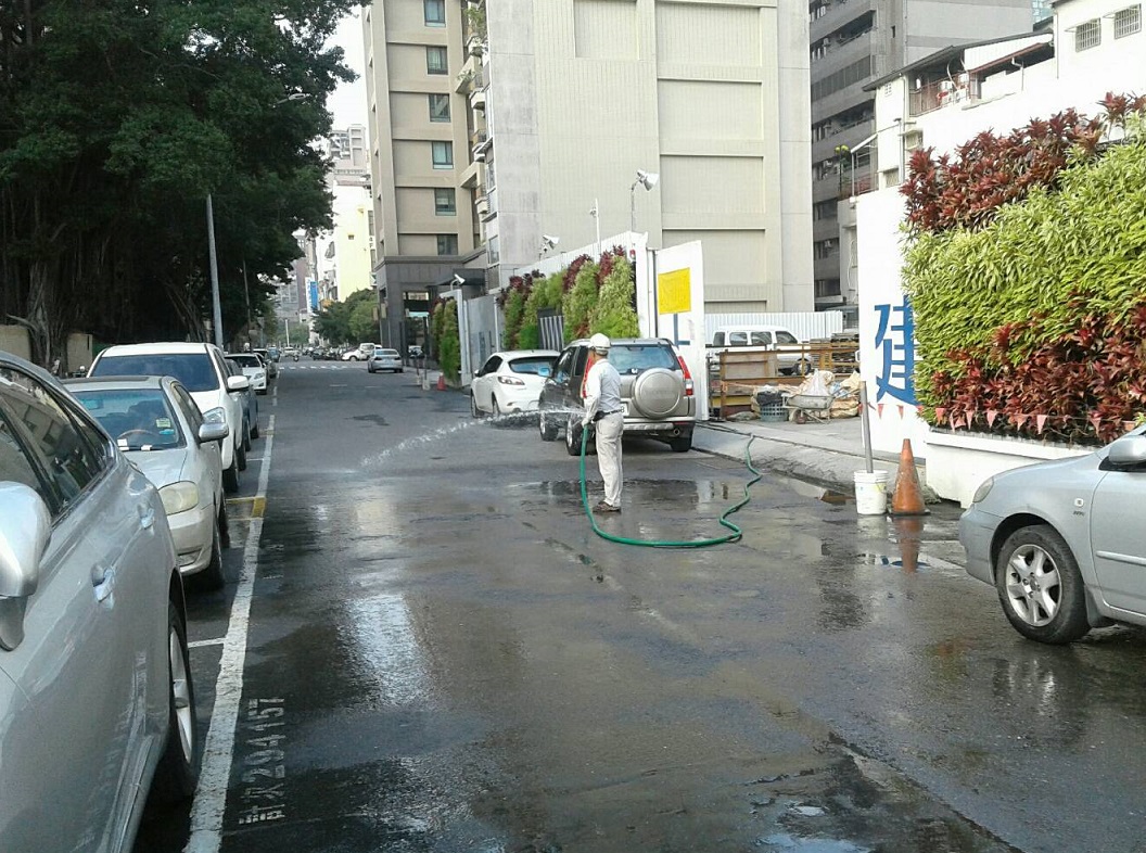 高雄市環保局要求執行工地周界洗掃應變作為一天四次30公尺。 圖:高雄市環保局提供 高雄市環保局要求執行工地周界洗掃應變作為一天四次30公尺。 圖:高雄市環保局提供