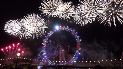 被譽為全球跨年聖地之一的英國倫敦在炫目煙火秀中迎接2018年,在倫敦眼施放的璀璨煙火,照亮泰晤士河畔夜空。 圖 : 中央社 被譽為全球跨年聖地之一的英國倫敦在炫目煙火秀中迎接2018年,在倫敦眼施放的璀璨煙火,照亮泰晤士河畔夜空。 圖 : 中央社