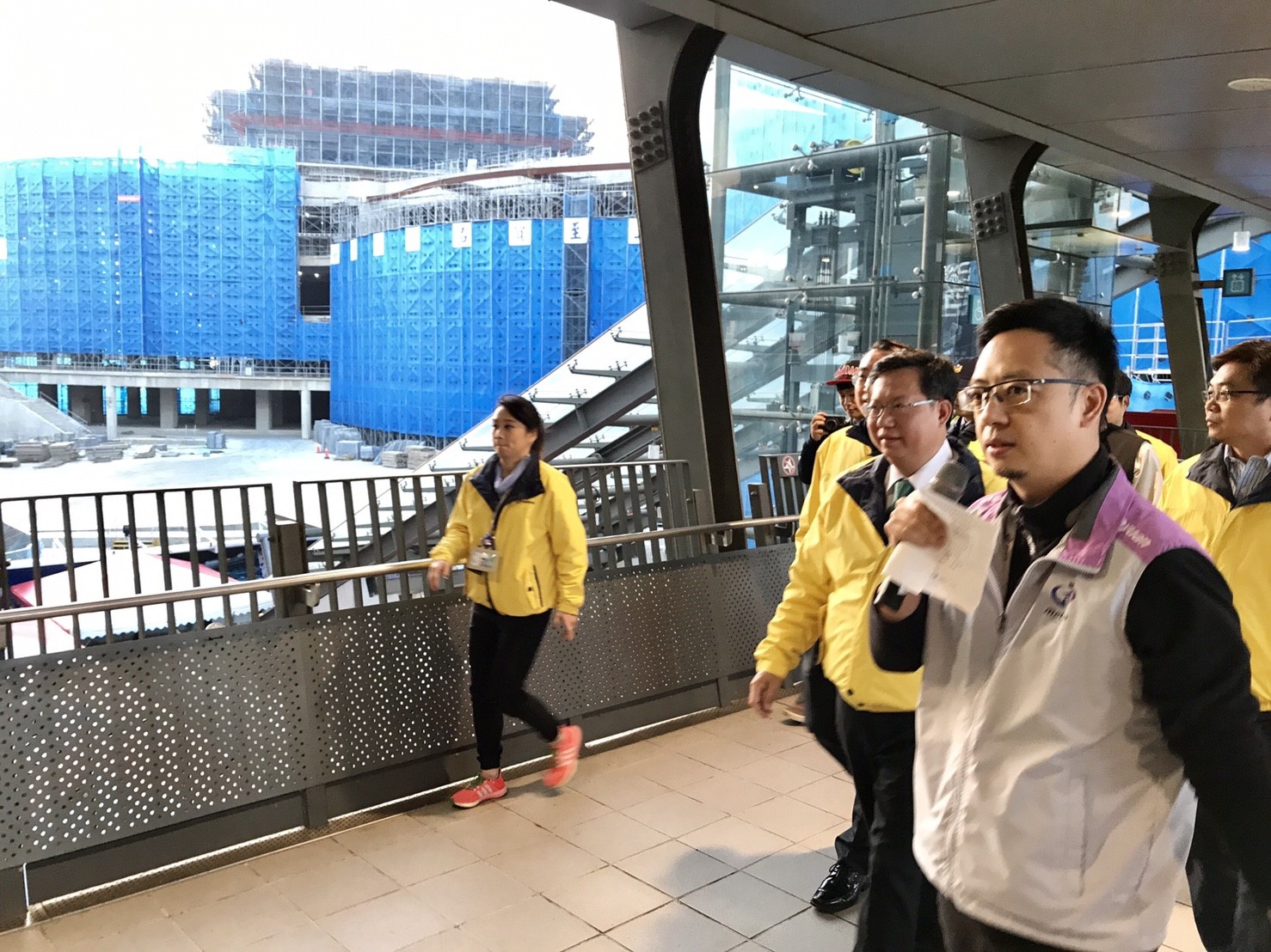 鄭文燦說,五月天11場演唱會,機捷每日增加很多運量,多日疏運流暢代表桃捷公司在交通服務的品質及效率已十分穩健,同時也是最具體的壓力測試;此外,推出多個配合五月天演唱會的行銷方案,讓機場捷運受到更多民眾的支持與注意。 圖:桃園市政府提供 鄭文燦說,五月天11場演唱會,機捷每日增加很多運量,多日疏運流暢代表桃捷公司在交通服務的品質及效率已十分穩健,同時也是最具體的壓力測試;此外,推出多個配合五月天演唱會的行銷方案,讓機場捷運受到更多民眾的支持與注意。 圖:桃園市政府提供
