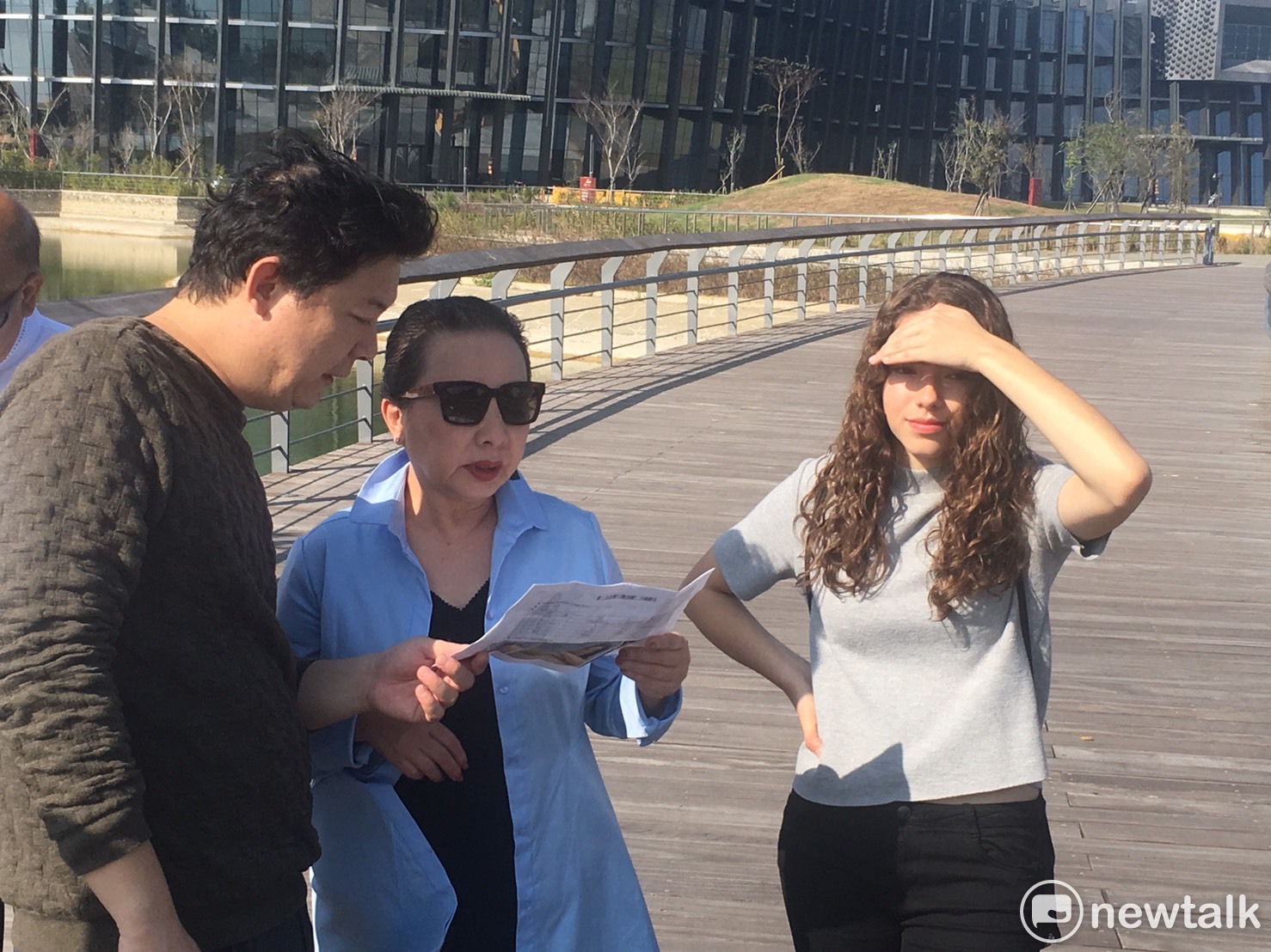 替台灣燈會拍攝CF過程中,張花冠和導演不斷溝通台詞。 張正霖/攝影 替台灣燈會拍攝CF過程中,張花冠和導演不斷溝通台詞。 張正霖/攝影