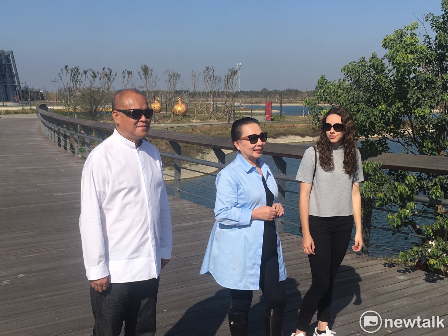 為行銷台灣燈會,嘉義縣長張花冠及議長張明達粉墨登場,和一位外國朋友一起擔綱,在故宮南院拍攝廣告影片。 圖:張正霖/攝 為行銷台灣燈會,嘉義縣長張花冠及議長張明達粉墨登場,和一位外國朋友一起擔綱,在故宮南院拍攝廣告影片。 圖:張正霖/攝