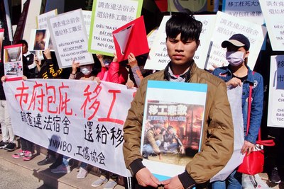 2017年底蘆竹矽卡公司移工違法宿舍大火造成6死5傷的慘劇,死亡移工阮文薦的哥哥阮文忠(前),3日呼籲市府清查移工宿舍並公布結果,同時希望弟弟的死能獲得公平的賠償。 圖 : 中央社 2017年底蘆竹矽卡公司移工違法宿舍大火造成6死5傷的慘劇,死亡移工阮文薦的哥哥阮文忠(前),3日呼籲市府清查移工宿舍並公布結果,同時希望弟弟的死能獲得公平的賠償。 圖 : 中央社