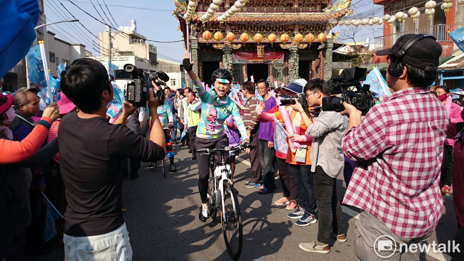 陳亭妃的「幸福鐵馬行」掀起熱潮,第3天的鐵馬行,許多新住民姐妹挺身幫同是女性的陳亭妃加油。 陳亭妃的「幸福鐵馬行」掀起熱潮,第3天的鐵馬行,許多新住民姐妹挺身幫同是女性的陳亭妃加油。