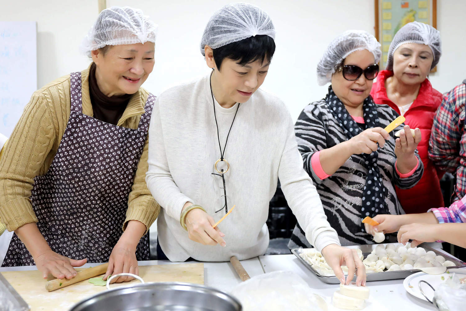 張小燕和張艾嘉與部落媽媽們一起利用當地食材珠蔥,製作具有原鄉特色的水餃。 圖 : 世界展望會/提供 張小燕和張艾嘉與部落媽媽們一起利用當地食材珠蔥,製作具有原鄉特色的水餃。 圖 : 世界展望會/提供