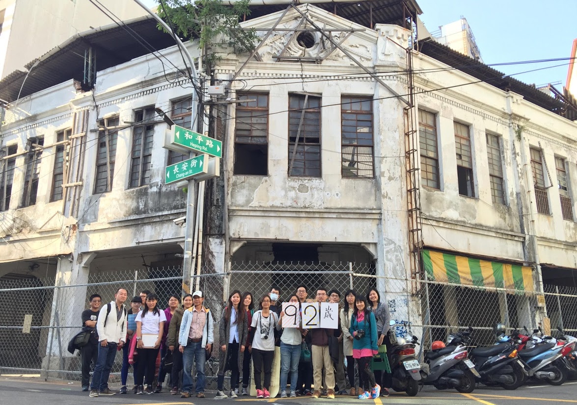 百年歷史的彰化振豐源商行,見證了彰化從舊縣城邁向日治時代市區改正的新時代,也是僅存五開間(五面牆)轉角街屋。 百年歷史的彰化振豐源商行,見證了彰化從舊縣城邁向日治時代市區改正的新時代,也是僅存五開間(五面牆)轉角街屋。