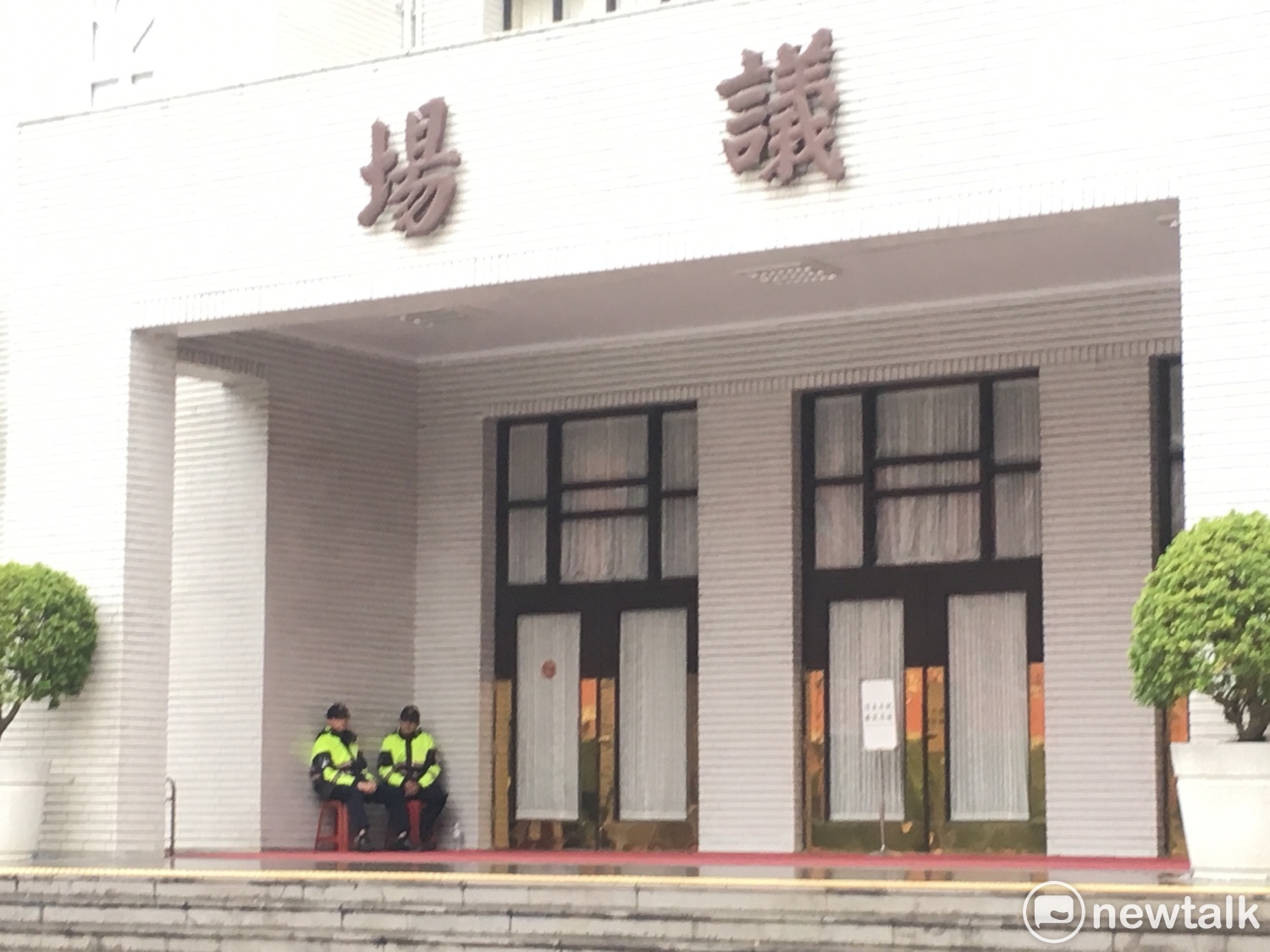 議場四周有警員維安。 圖:黃韋銓/攝 議場四周有警員維安。 圖:黃韋銓/攝