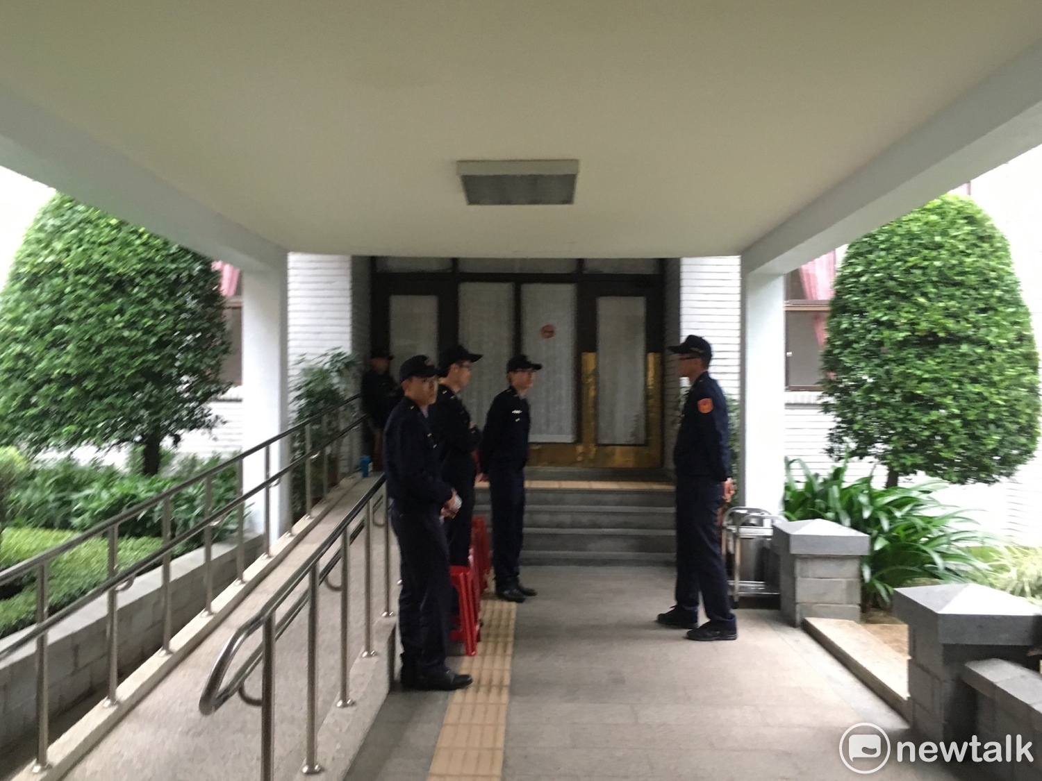 議場四周有警員維安。 圖:黃韋銓/攝 議場四周有警員維安。 圖:黃韋銓/攝