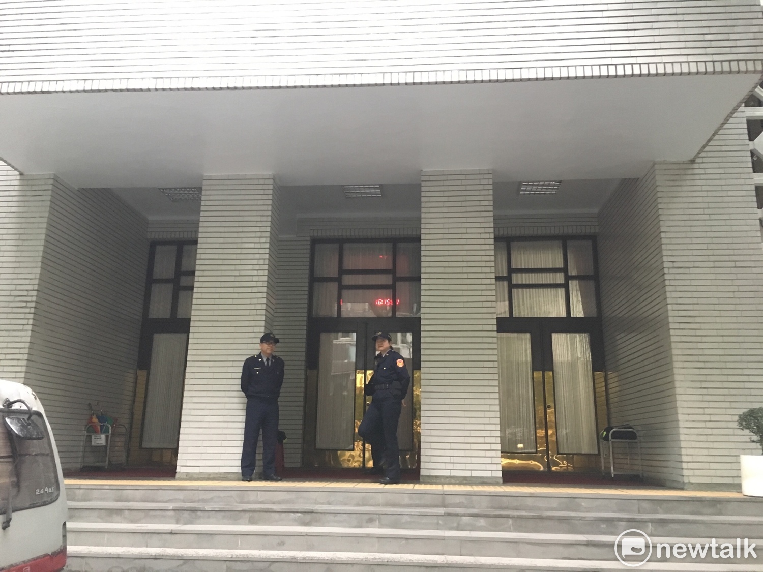 議場四周有警員維安。 圖:黃韋銓/攝 議場四周有警員維安。 圖:黃韋銓/攝