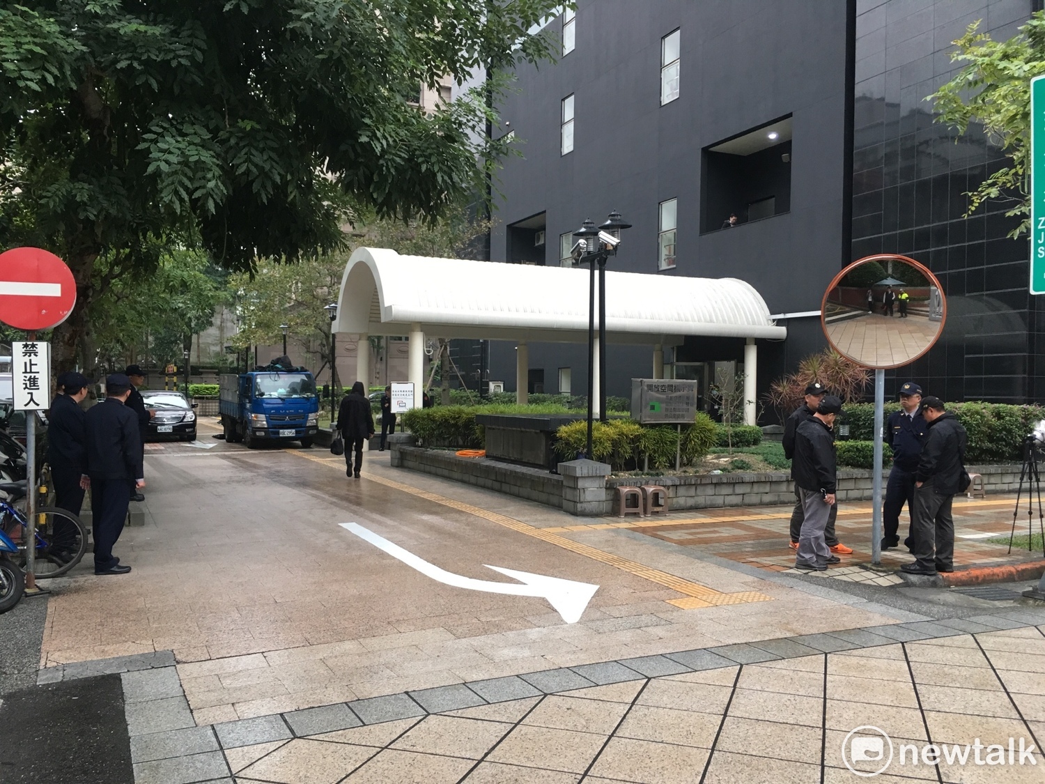 警方在立院外部署人力維安。 圖:黃韋銓/攝 警方在立院外部署人力維安。 圖:黃韋銓/攝