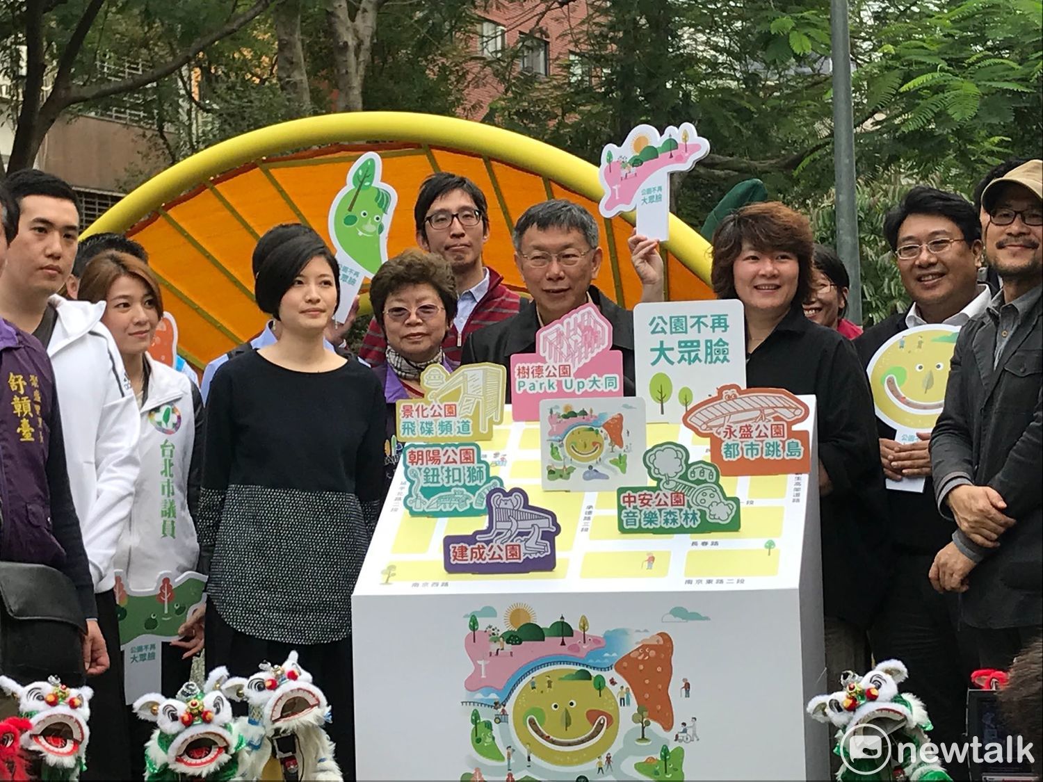 柯文哲表示,此次和許多台灣本土設計團隊合作、使用材料也都是MIT(Made In Taiwan),每個設計團隊都在各式各樣遊戲器具中融入許多小巧思、甚至是在地元素,讓公園不再大眾臉。 圖:周煊惠 / 攝 柯文哲表示,此次和許多台灣本土設計團隊合作、使用材料也都是MIT(Made In Taiwan),每個設計團隊都在各式各樣遊戲器具中融入許多小巧思、甚至是在地元素,讓公園不再大眾臉。 圖:周煊惠 / 攝