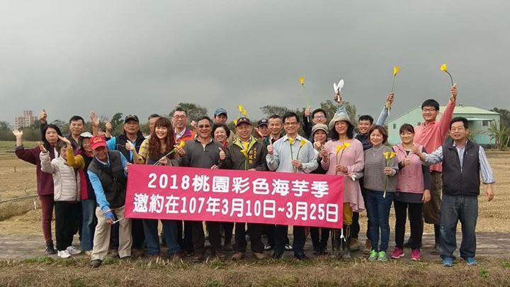 4日,花媽媽社區發展協會邀請桃園市府副秘書長邱俊銘,偕同花媽媽社區發展協會的志工,種下最後一批的海芋寶寶後,大家靜待彩芋,早早搭上早春列車,盛開迎春。 圖:翻攝自桃園市花媽媽社區發展協會 4日,花媽媽社區發展協會邀請桃園市府副秘書長邱俊銘,偕同花媽媽社區發展協會的志工,種下最後一批的海芋寶寶後,大家靜待彩芋,早早搭上早春列車,盛開迎春。 圖:翻攝自桃園市花媽媽社區發展協會