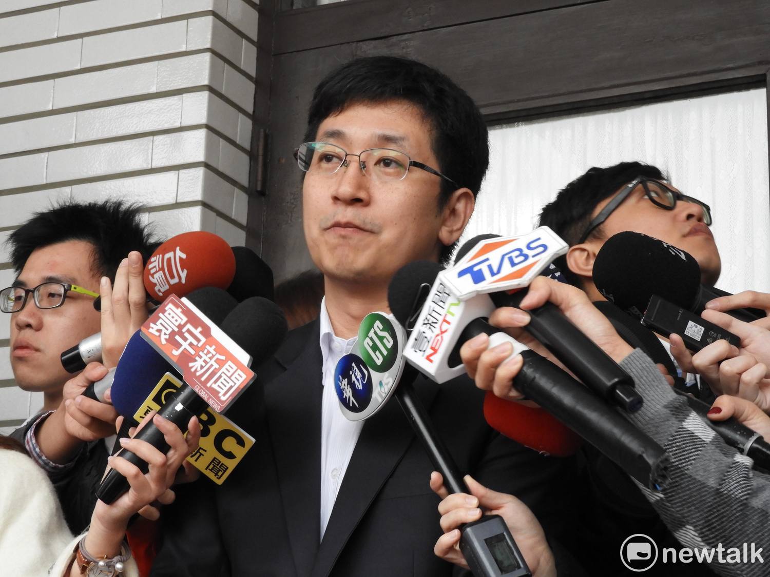 綠委蔡適應轉述會中內容表示,樓地板原則上設定在38990元,如同國防部與退輔會的期待,會中也有共識,由於軍人有其職業特殊性,跟公教不同,所以樓地板不同。 圖:黃韋銓/ 攝 綠委蔡適應轉述會中內容表示,樓地板原則上設定在38990元,如同國防部與退輔會的期待,會中也有共識,由於軍人有其職業特殊性,跟公教不同,所以樓地板不同。 圖:黃韋銓/ 攝