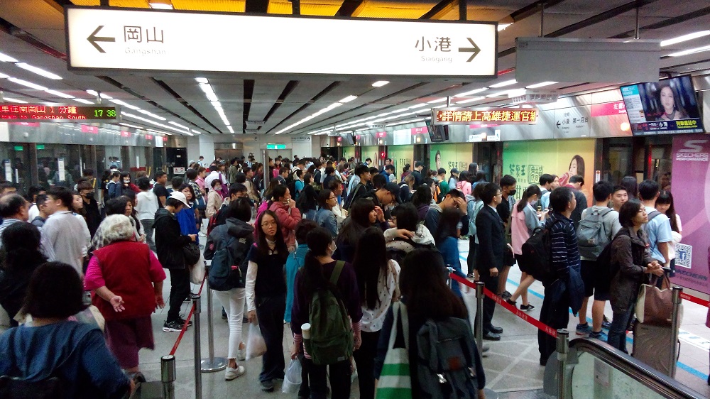 高雄市12月捷運尖峰時段運量159萬,與未實施免費措施前11月運量比較,捷運尖峰時段運量成長約26%。 圖:高雄市環保局/提供 高雄市12月捷運尖峰時段運量159萬,與未實施免費措施前11月運量比較,捷運尖峰時段運量成長約26%。 圖:高雄市環保局/提供