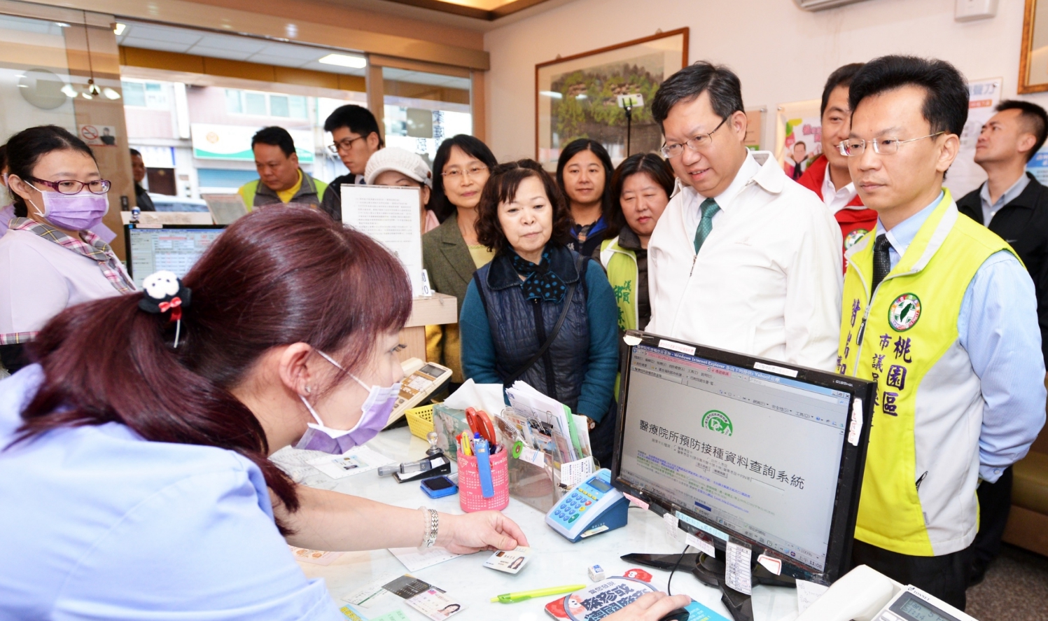 65歲以上的長者可以攜帶身分證明文件、健保IC卡,就近前往衛生所或合約醫療院所接受接種服務。 圖:桃園市政府/提供 65歲以上的長者可以攜帶身分證明文件、健保IC卡,就近前往衛生所或合約醫療院所接受接種服務。 圖:桃園市政府/提供