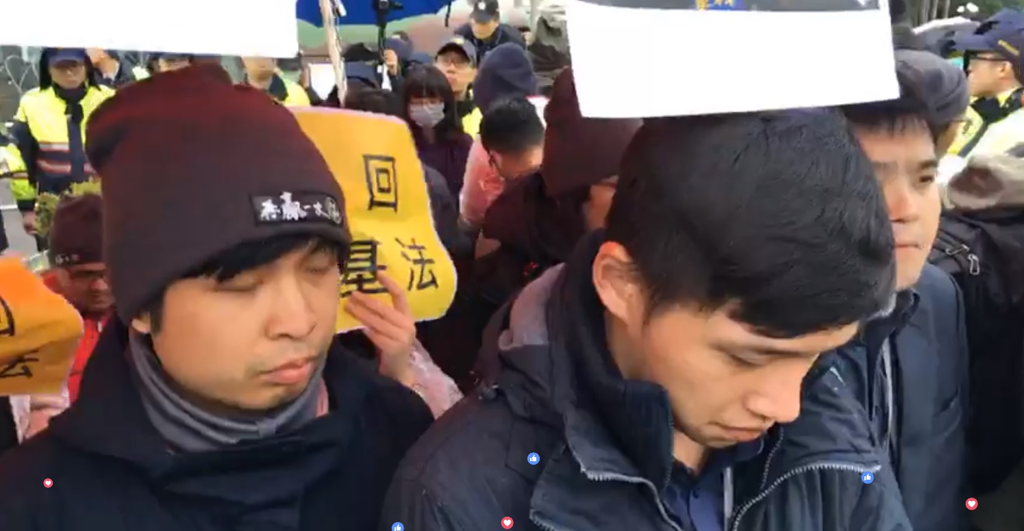 時代力量5名立委持續在凱道前禁食抗議勞基法修惡,警方準備強制拆除帳篷。 時代力量5名立委持續在凱道前禁食抗議勞基法修惡,警方準備強制拆除帳篷。