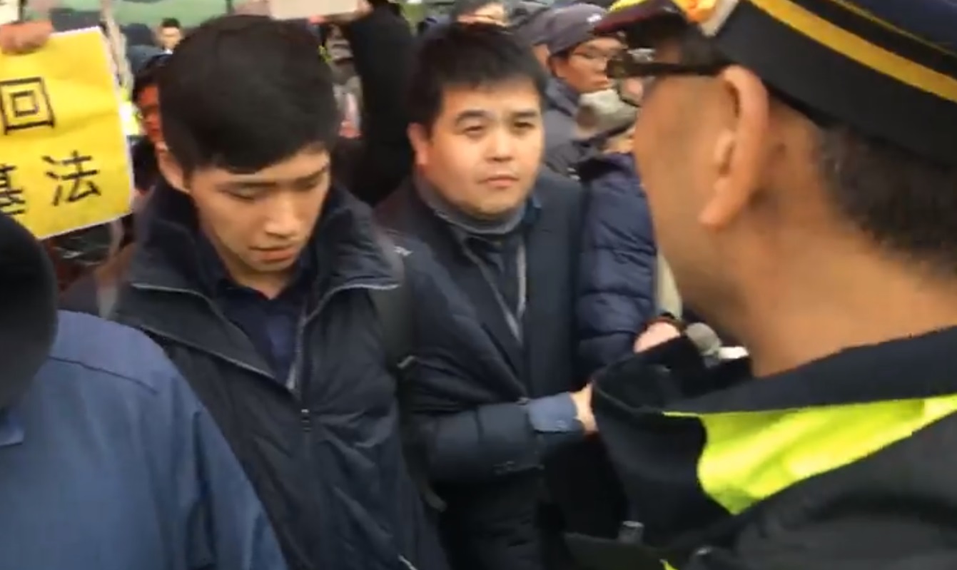 時代力量5名立委持續在凱道前禁食抗議勞基法修惡,警方準備強制拆除帳篷。 時代力量5名立委持續在凱道前禁食抗議勞基法修惡,警方準備強制拆除帳篷。