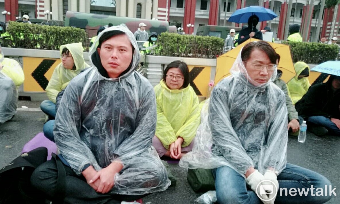 時代力量立委黃國昌(左)、徐永明持續在凱道前禁食抗爭。 時代力量立委黃國昌(左)、徐永明持續在凱道前禁食抗爭。