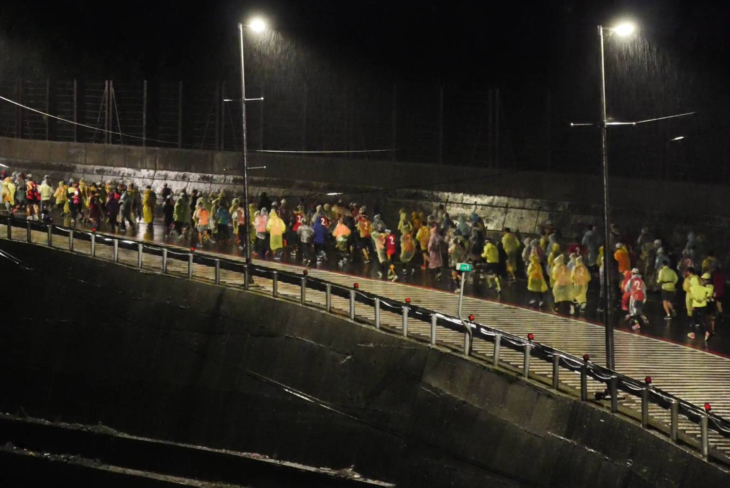 超過3,500名跑者不畏風雨和清晨低溫,熱情參與2018年台灣首場國際認證賽事。 圖:新北市觀旅局/提供 超過3,500名跑者不畏風雨和清晨低溫,熱情參與2018年台灣首場國際認證賽事。 圖:新北市觀旅局/提供