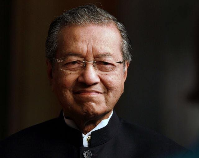 馬來西亞前首相馬哈迪已高齡93歲,退位也15年了,在政界仍然舉足輕重。 圖:翻攝馬哈迪臉書 馬來西亞前首相馬哈迪已高齡93歲,退位也15年了,在政界仍然舉足輕重。 圖:翻攝馬哈迪臉書