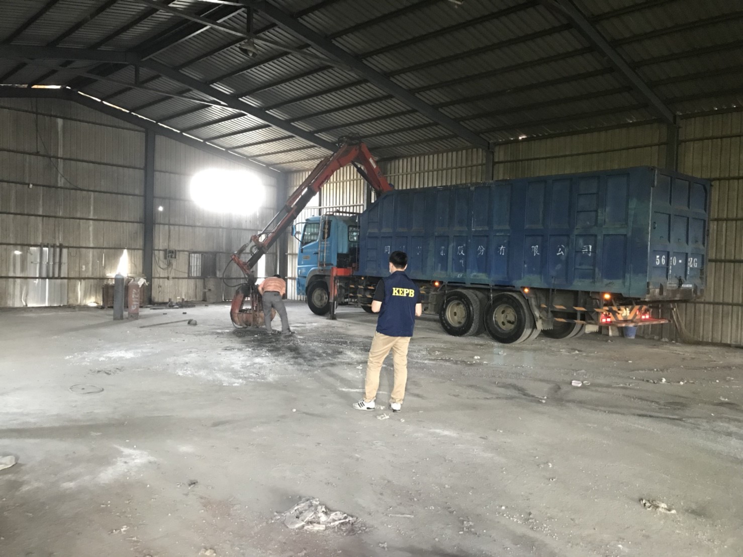 堆置的廢棄物已在去(106)年10月底前清除完畢,總計清除約50餘噸。 圖:高雄市環保局提供 堆置的廢棄物已在去(106)年10月底前清除完畢,總計清除約50餘噸。 圖:高雄市環保局提供