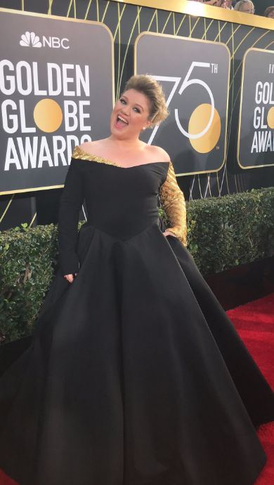「美國偶像」歌手凱莉克萊森(Kelly Clarkson)也是一身全黑禮服,但一側胸口和一邊袖子都有金色布料點綴。 圖 : 翻攝自第75屆金球獎推特 「美國偶像」歌手凱莉克萊森(Kelly Clarkson)也是一身全黑禮服,但一側胸口和一邊袖子都有金色布料點綴。 圖 : 翻攝自第75屆金球獎推特