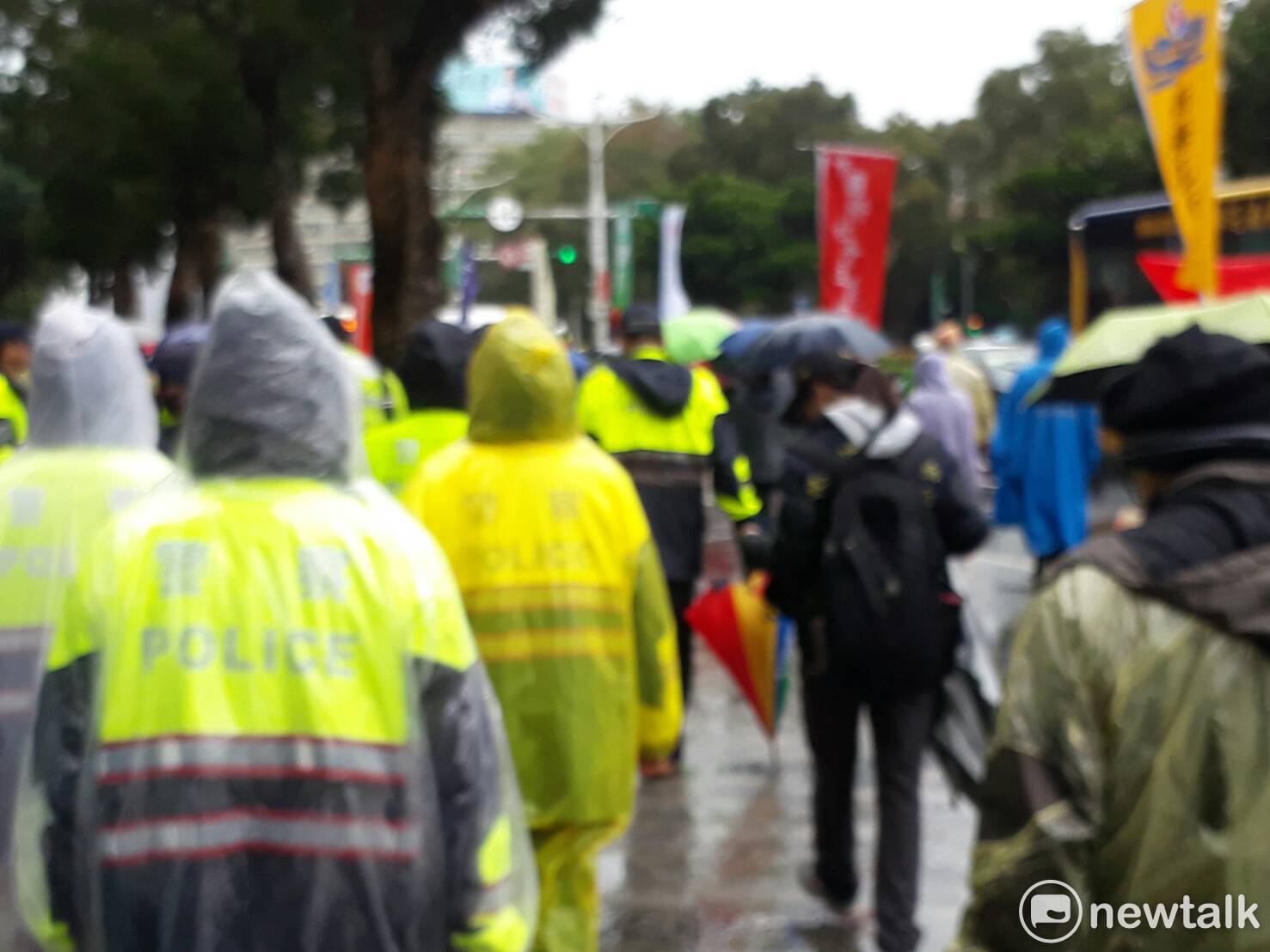 抗議勞基法修惡現場,下午兩點半,勞工團體開始繞行立法院。重新回到镇江街、青島東路。群衆喊「拒絕過劳、退回惡法。」 圖:陳香蘭/攝 抗議勞基法修惡現場,下午兩點半,勞工團體開始繞行立法院。重新回到镇江街、青島東路。群衆喊「拒絕過劳、退回惡法。」 圖:陳香蘭/攝
