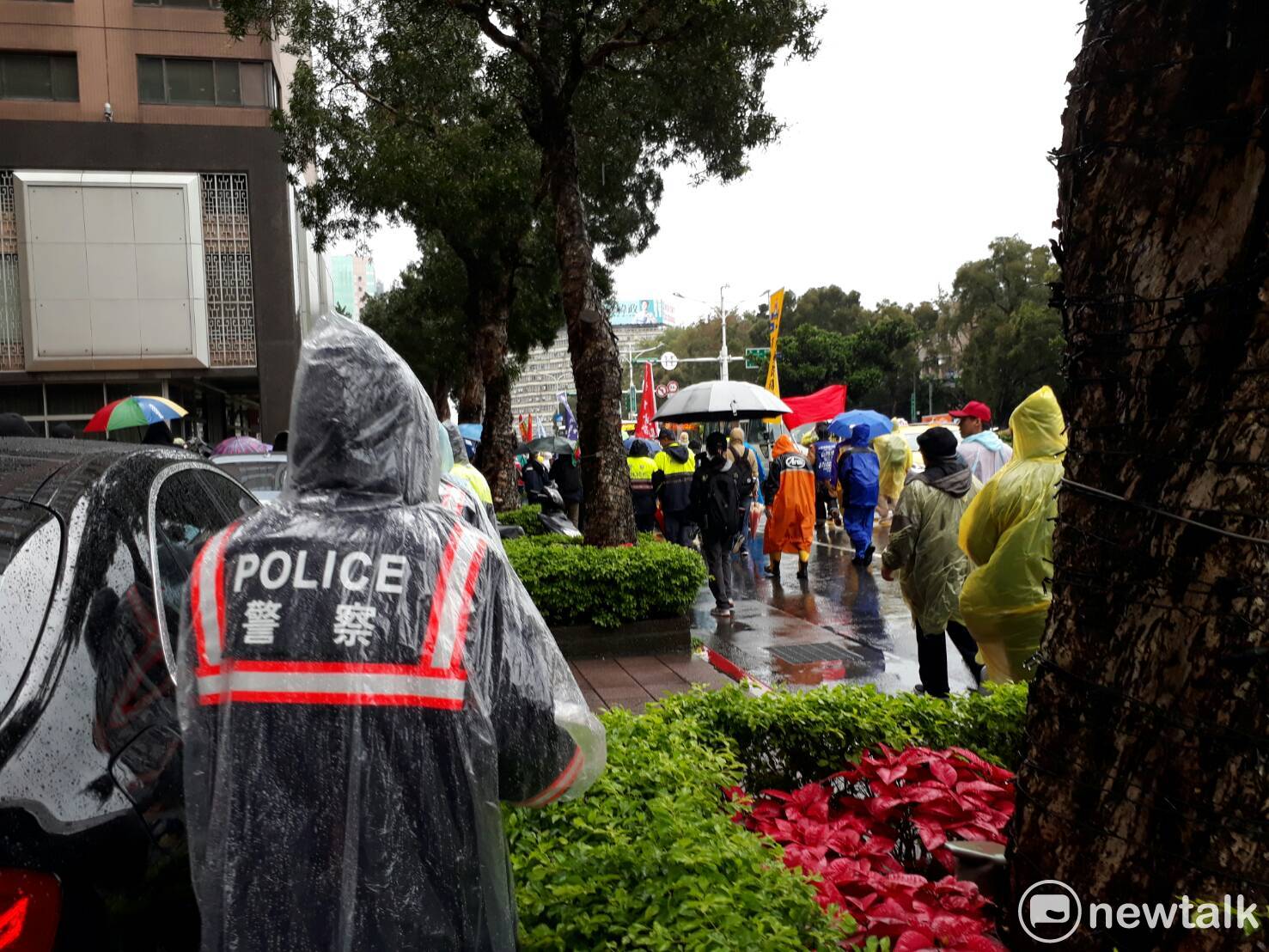 抗議勞基法修惡現場,勞團決定繞行立院,警方全陪遊街,這算哪招?! 圖:陳香蘭/攝 抗議勞基法修惡現場,勞團決定繞行立院,警方全陪遊街,這算哪招?! 圖:陳香蘭/攝