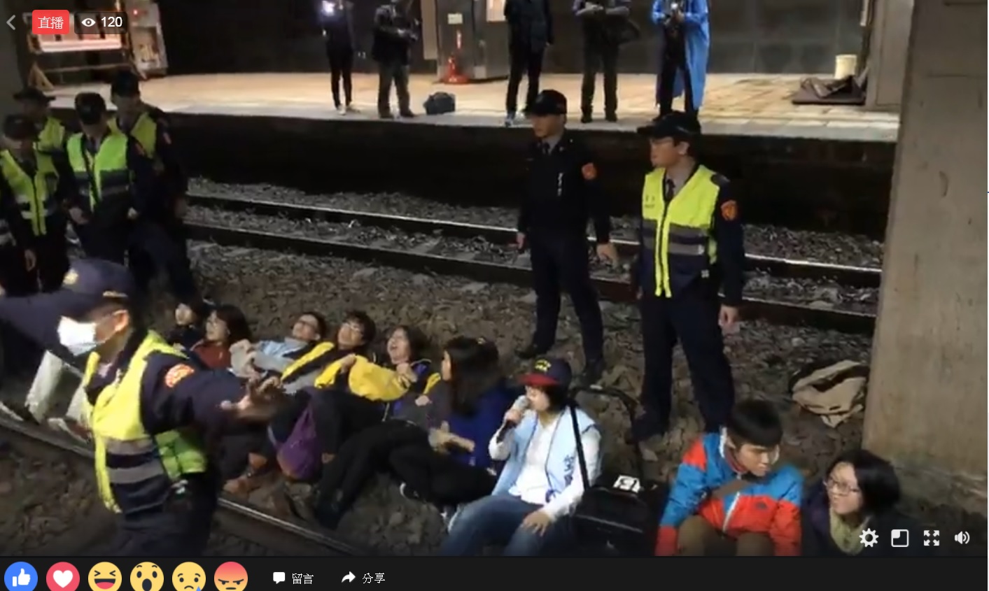 勞團成員今天佔據台鐵月台。 翻拍直播 勞團成員今天佔據台鐵月台。 翻拍直播