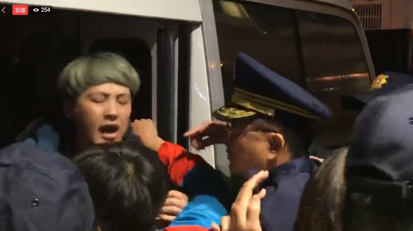 8時 7分,所有臥軌陳抗人員遭警察強勢推上警備車,送往台北地檢署偵辦。 圖:翻拍臉書直播 8時 7分,所有臥軌陳抗人員遭警察強勢推上警備車,送往台北地檢署偵辦。 圖:翻拍臉書直播