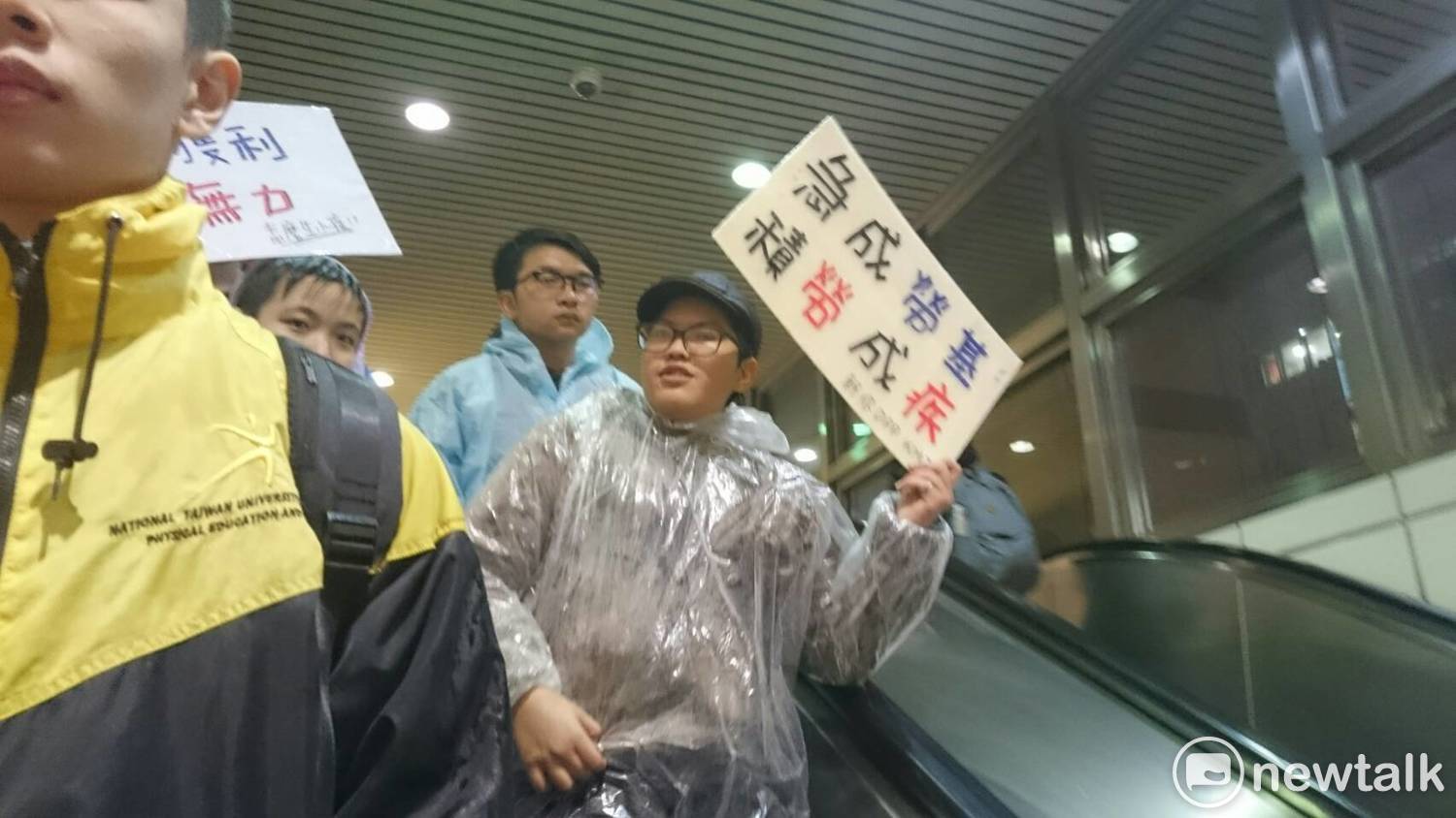 勞團成員約6時45分左右前往台北車站。 圖:林朝億 / 攝 勞團成員約6時45分左右前往台北車站。 圖:林朝億 / 攝