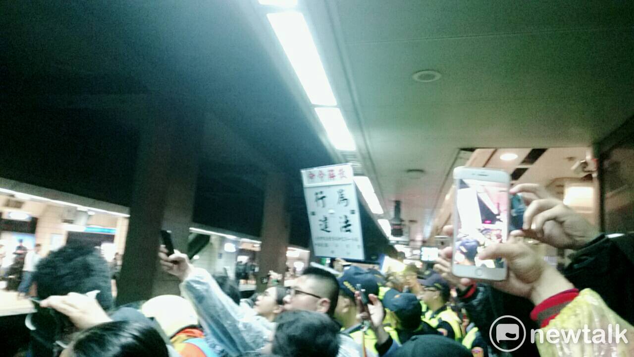 警方舉牌警告,勞團臥軌抗爭行為已違法。 圖:林朝億 / 攝 警方舉牌警告,勞團臥軌抗爭行為已違法。 圖:林朝億 / 攝