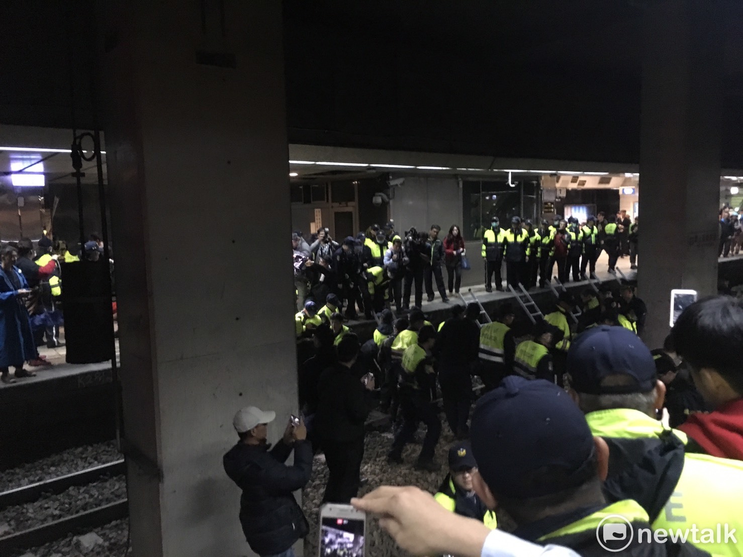 晚間7時35左右,大批警力在台北車站月台,準備清場。 圖:黃韋銓 / 攝 晚間7時35左右,大批警力在台北車站月台,準備清場。 圖:黃韋銓 / 攝