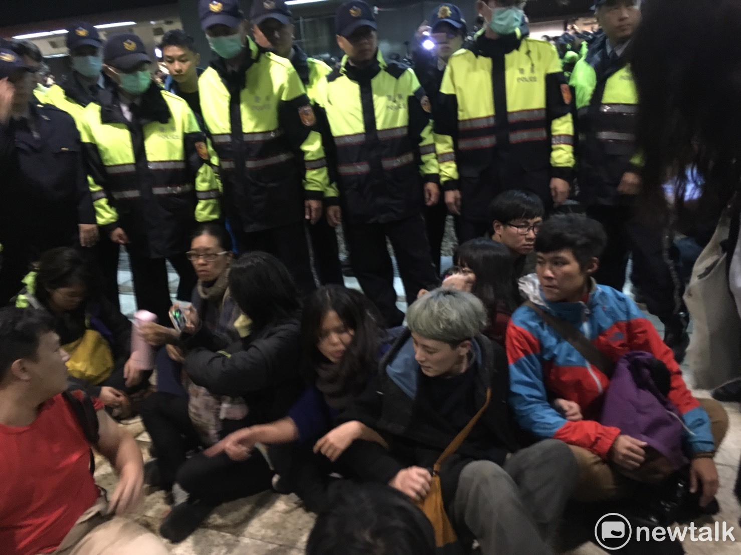 警方將勞團臥軌成員一一抬上月台。 圖:黃韋銓 / 攝 警方將勞團臥軌成員一一抬上月台。 圖:黃韋銓 / 攝