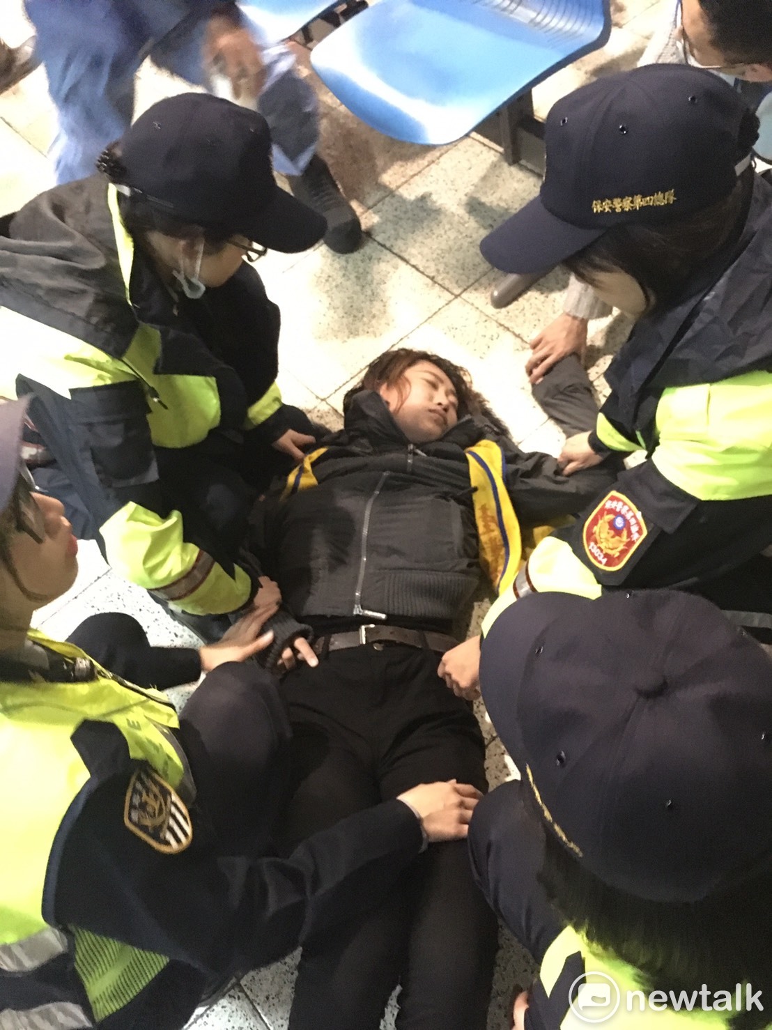 警方抬離勞團臥軌成員。 圖:黃韋銓 / 攝 警方抬離勞團臥軌成員。 圖:黃韋銓 / 攝