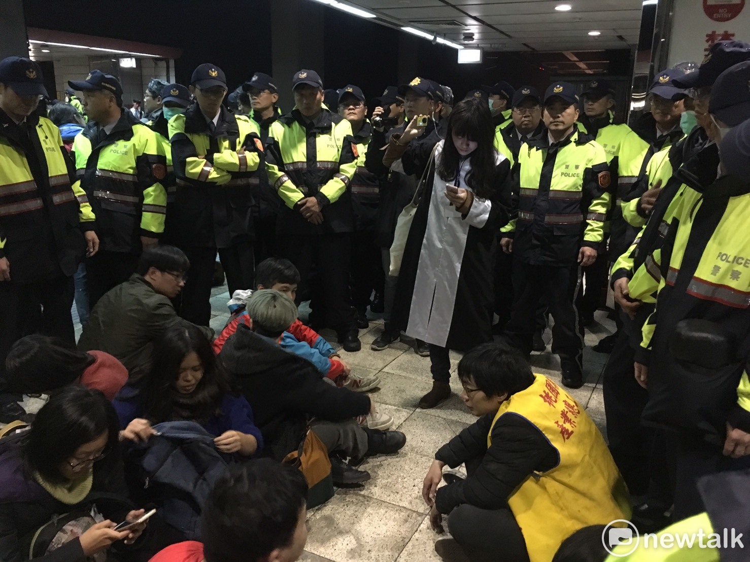 律師趕緊抵達現場。 圖:黃韋銓 / 攝 律師趕緊抵達現場。 圖:黃韋銓 / 攝