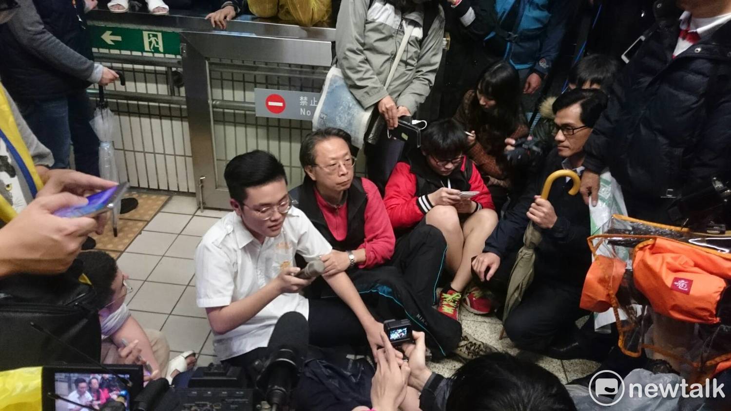 警方清場後,約7時56分正式通車,但仍有勞團在現場呼喊口號。 圖:林朝億 / 攝 警方清場後,約7時56分正式通車,但仍有勞團在現場呼喊口號。 圖:林朝億 / 攝