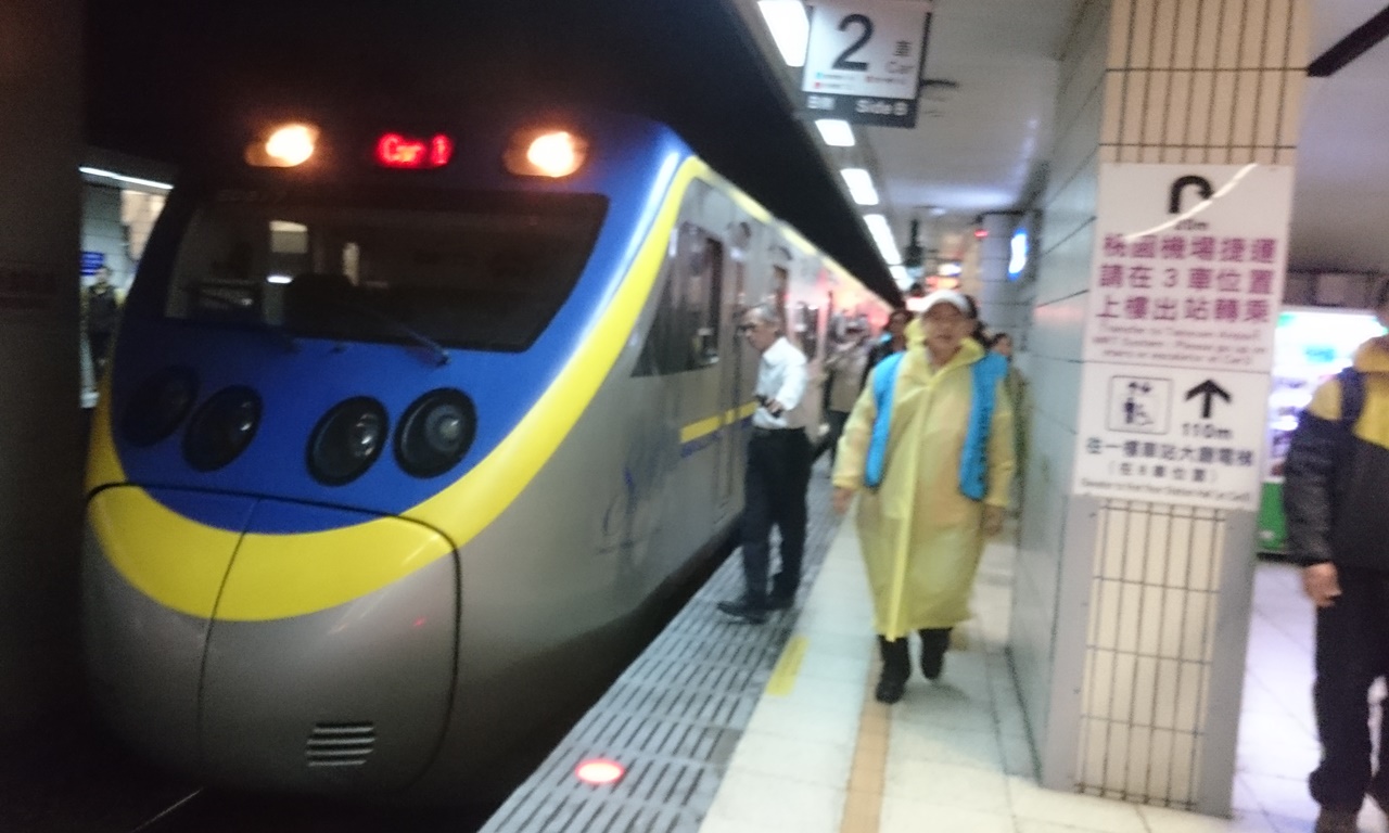 勞團8日晚間在台北車站展開臥軌抗爭。 勞團8日晚間在台北車站展開臥軌抗爭。