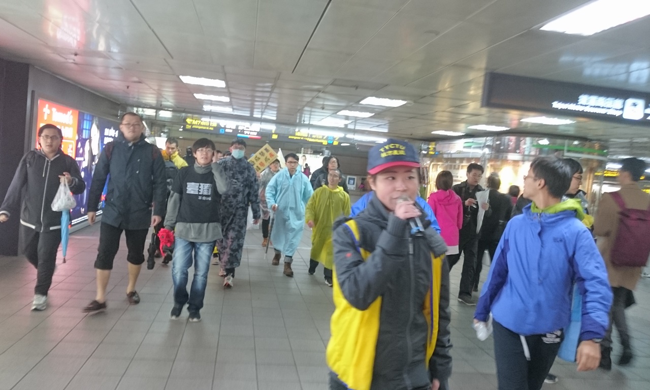 勞團8日晚間在台北車站展開臥軌抗爭。 勞團8日晚間在台北車站展開臥軌抗爭。