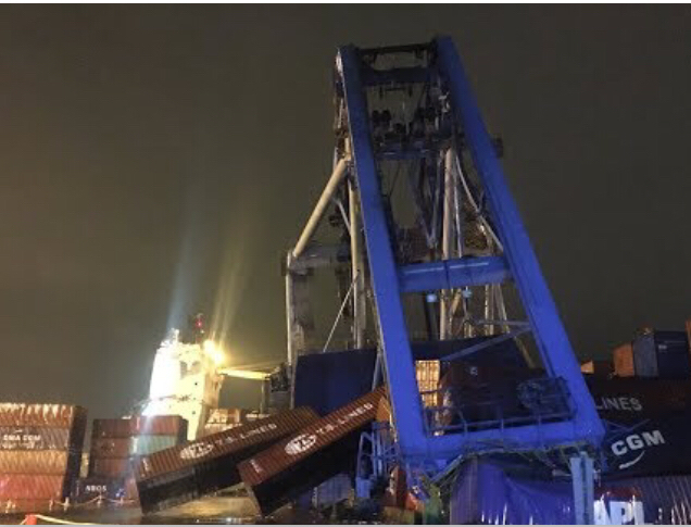 一艘貨船8日晚靠泊基隆港東11碼頭,不慎撞倒價值上億元的橋式起重機,壓損多個貨櫃。 一艘貨船8日晚靠泊基隆港東11碼頭,不慎撞倒價值上億元的橋式起重機,壓損多個貨櫃。