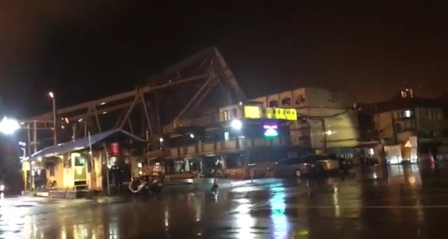 一艘貨船8日晚靠泊基隆港東11碼頭,不慎撞倒價值上億元的橋式起重機,壓損多個貨櫃。 一艘貨船8日晚靠泊基隆港東11碼頭,不慎撞倒價值上億元的橋式起重機,壓損多個貨櫃。
