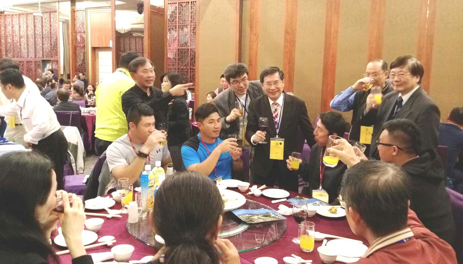 嘉義市長涂醒哲(中)參加嘉義高中校友會聚餐。 嘉義市長涂醒哲(中)參加嘉義高中校友會聚餐。