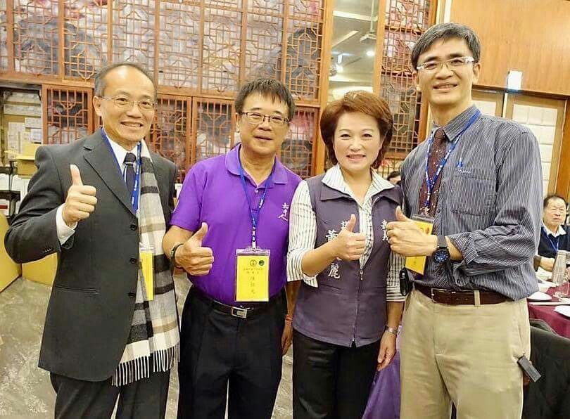 嘉義市長涂醒哲(中)參加嘉義高中校友會聚餐。 嘉義市長涂醒哲(中)參加嘉義高中校友會聚餐。