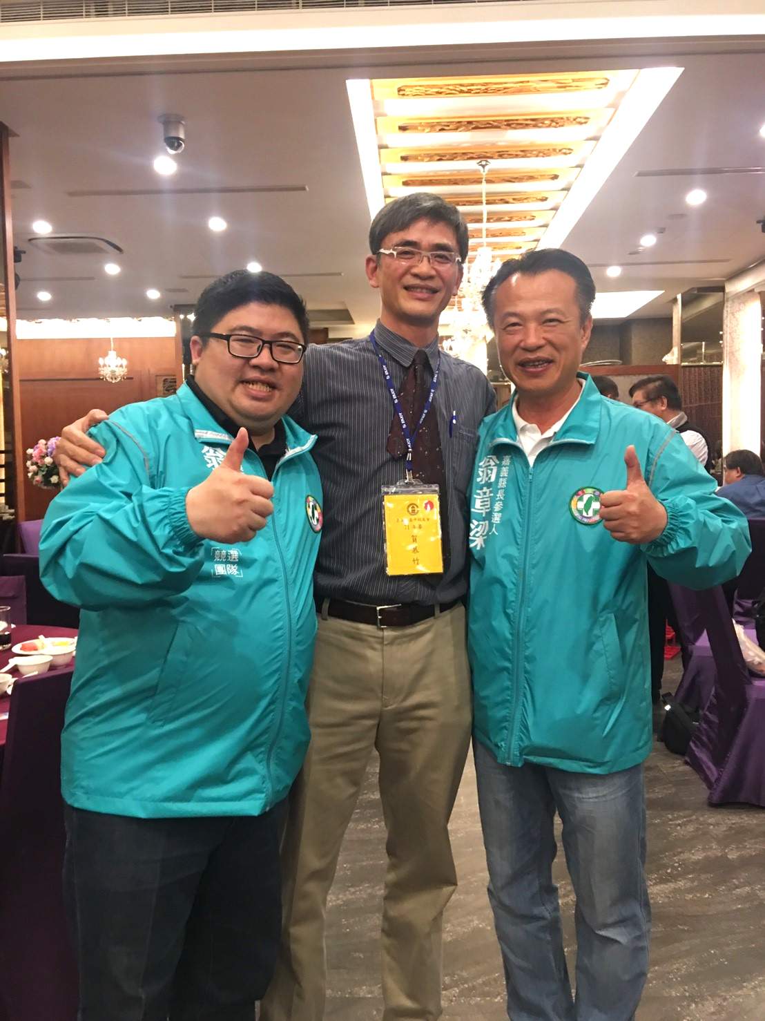 嘉義市長涂醒哲(中)參加嘉義高中校友會聚餐。 嘉義市長涂醒哲(中)參加嘉義高中校友會聚餐。