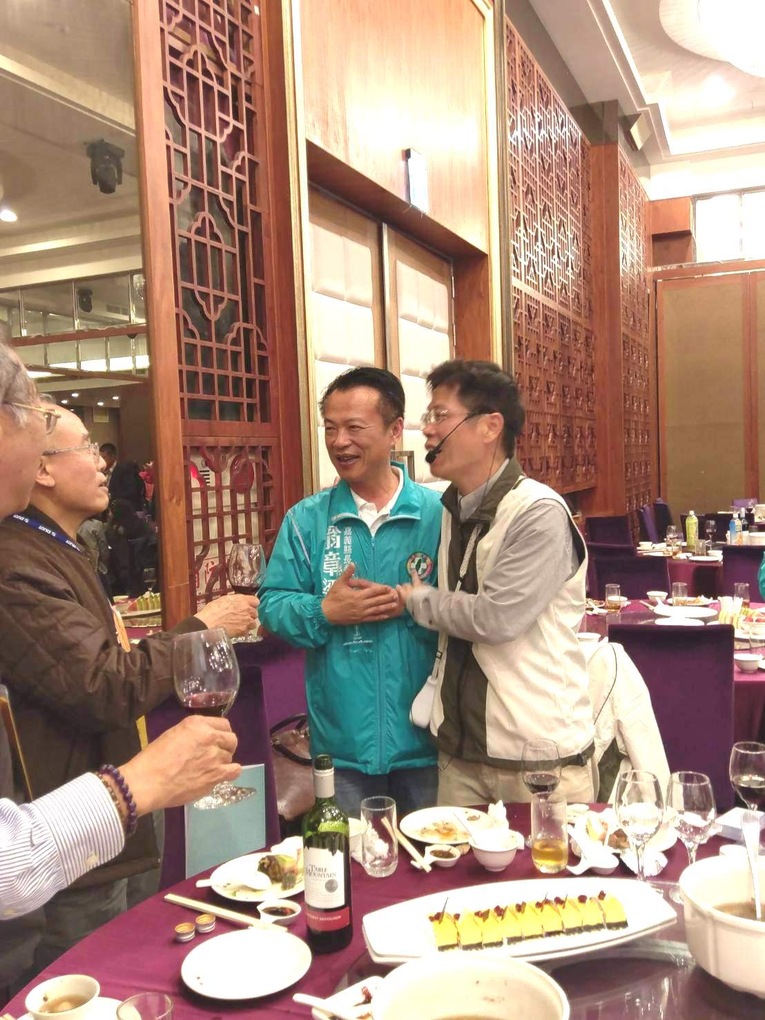 嘉義市長涂醒哲(中)參加嘉義高中校友會聚餐。 嘉義市長涂醒哲(中)參加嘉義高中校友會聚餐。